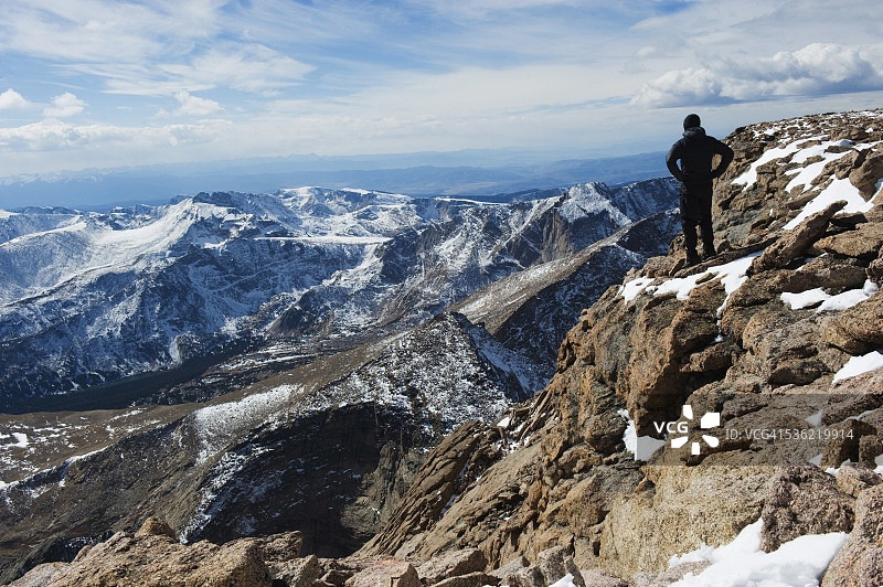 落基山国家公园朗斯峰步道上的徒步者，美国科罗拉多州图片素材