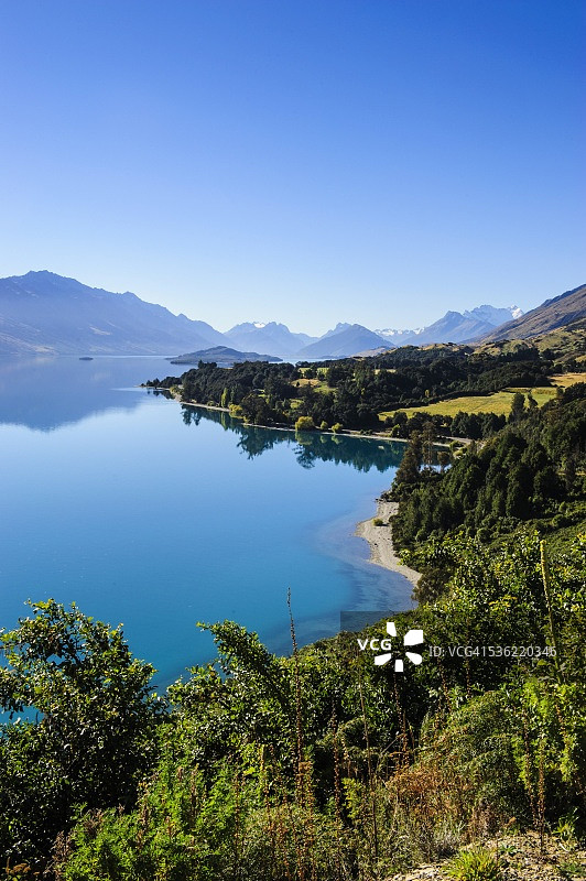 瓦卡蒂普湖的碧绿湖水，位于中国新西兰南岛奥塔哥皇后镇附近图片素材
