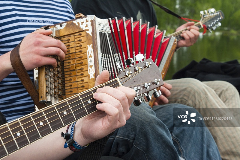 手风琴和吉他，音乐家，埃马约吉河，塔尔图，爱沙尼亚，波罗的海国家，欧洲图片素材