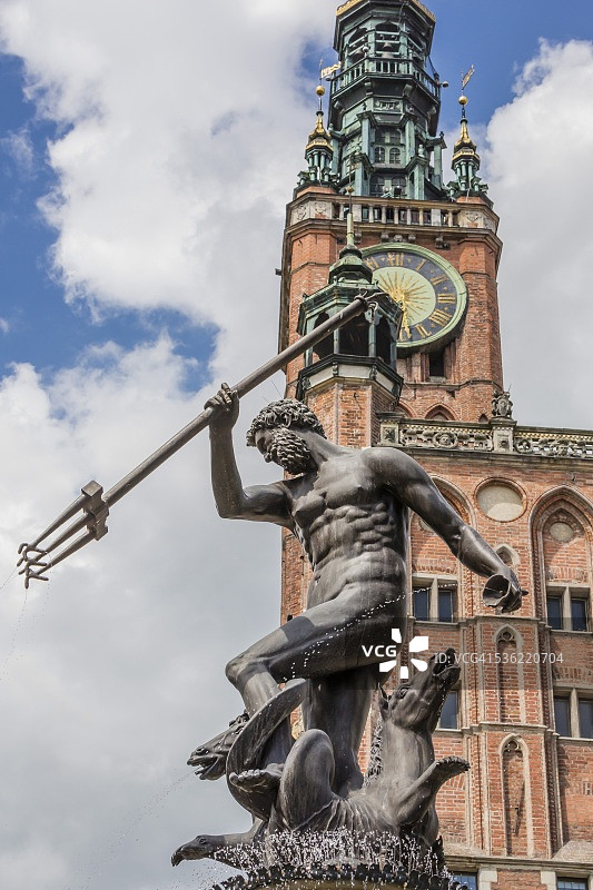 波兰格但斯克长街国王海神雕像和市政厅钟楼图片素材