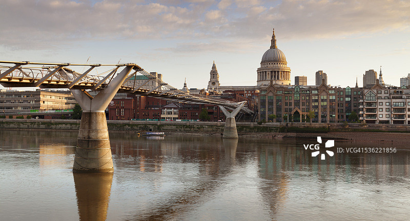 英国伦敦千禧桥、泰晤士河和圣保罗大教堂图片素材