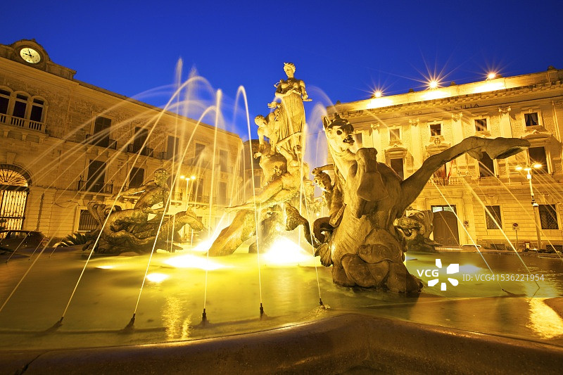 意大利西西里岛锡拉库萨奥提伽岛的狄安娜喷泉图片素材