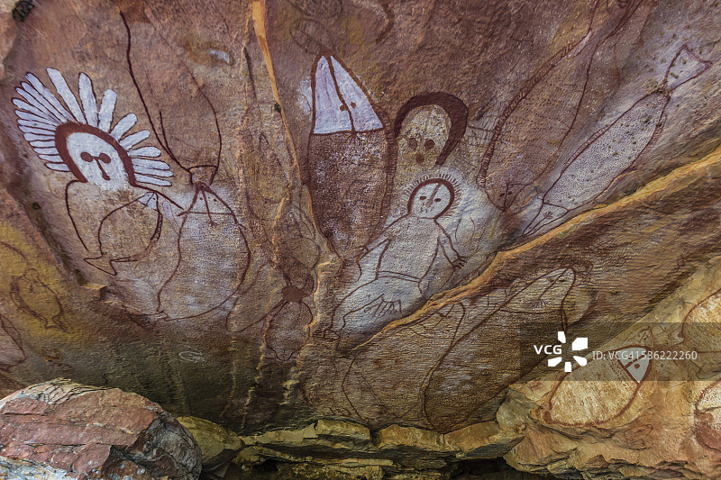 澳大利亚西澳大利亚金伯利筏点砂岩洞穴中的土著Wandjina洞穴艺术图片素材