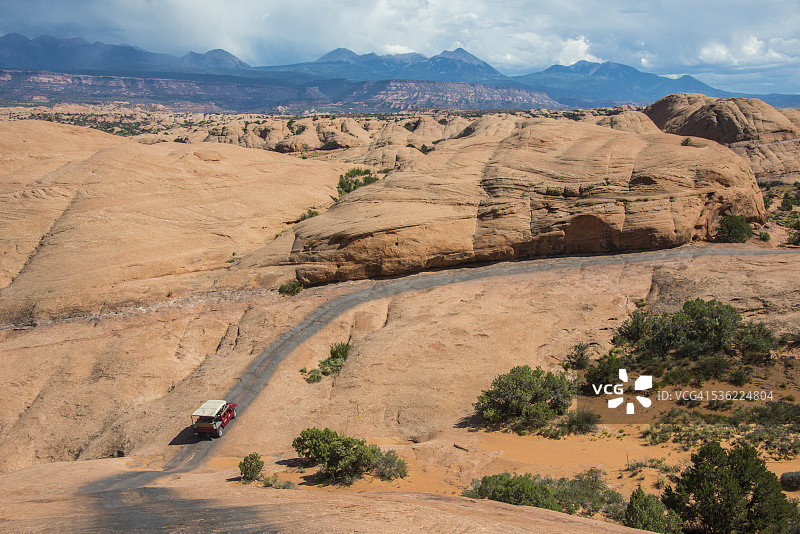 悍马车行驶在犹他州摩押的岩石小径上图片素材
