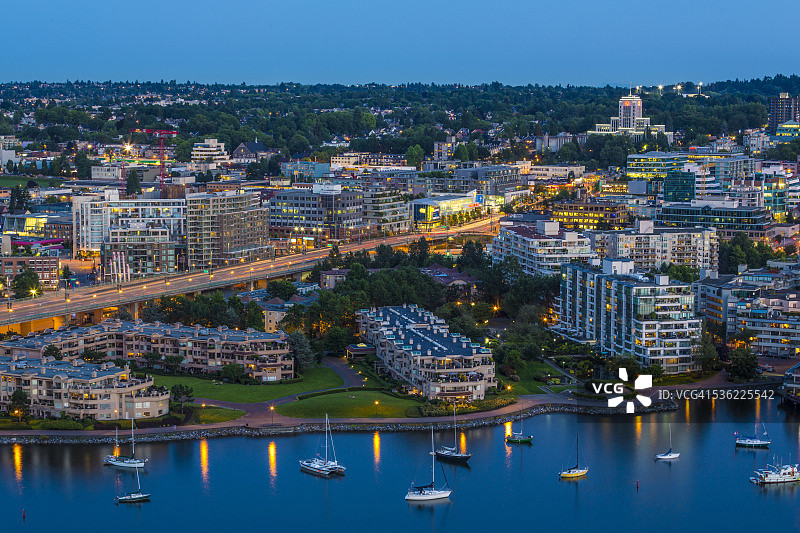 加拿大温哥华甘比街桥夜景鸟瞰图图片素材