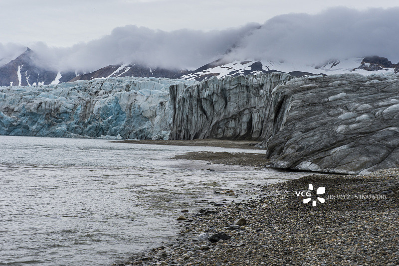 斯瓦尔巴群岛北极地区霍恩松冰川前的砾石滩图片素材