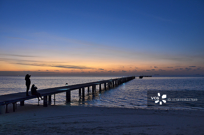 日落时分的木制码头图片素材