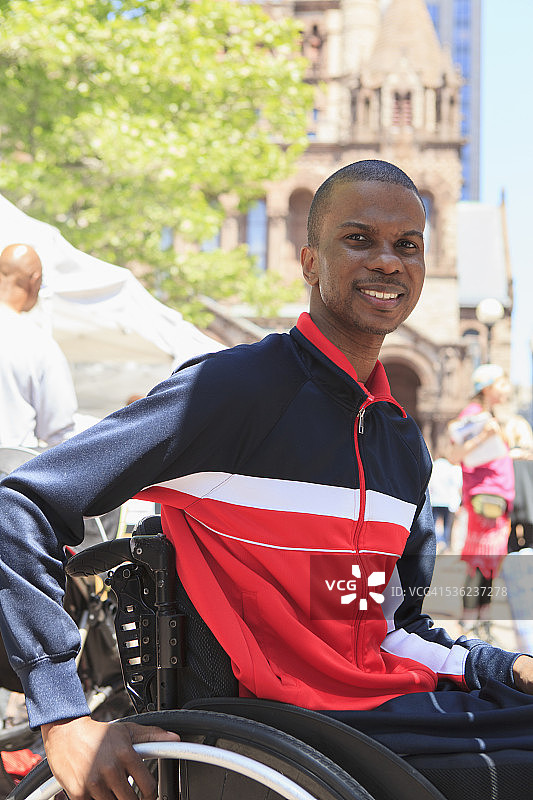坐在轮椅上的脊髓脑膜炎男子在农贸市场图片素材