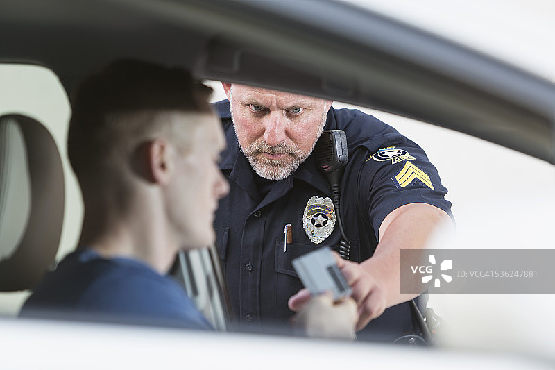 警官进行交通拦截图片素材