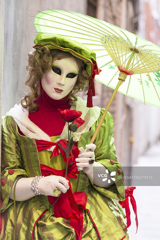 威尼斯狂欢节绿色面具女子：意大利Arsenale图片素材