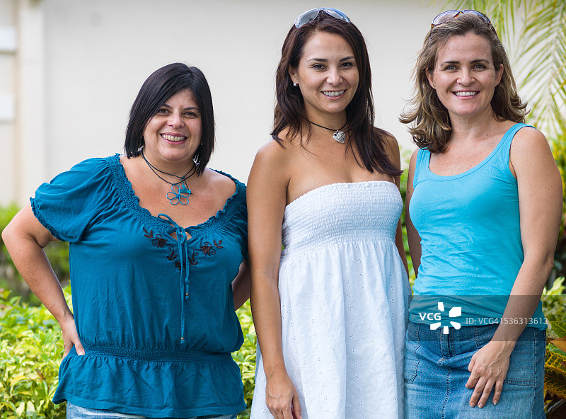 三名拉丁裔家庭主妇图片素材