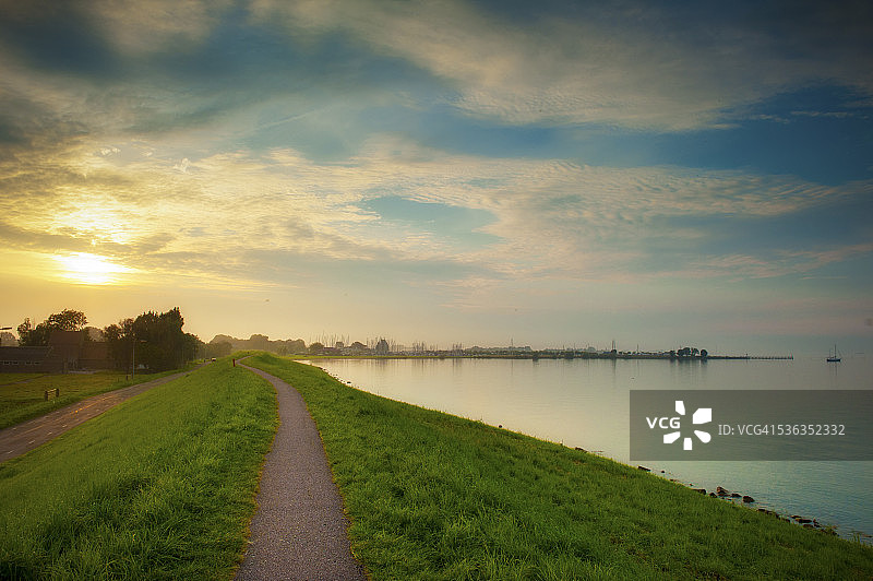 靠近大海的开阔绿地图片素材