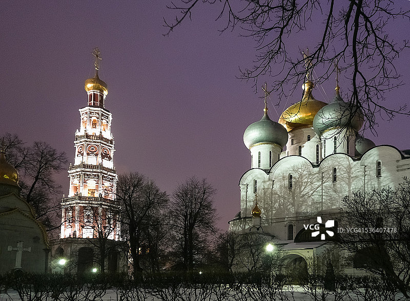 莫斯科新圣女修道院和倾斜塔楼的黄昏景色图片素材