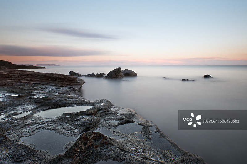 日落时浸没在海水中的岩石图片素材