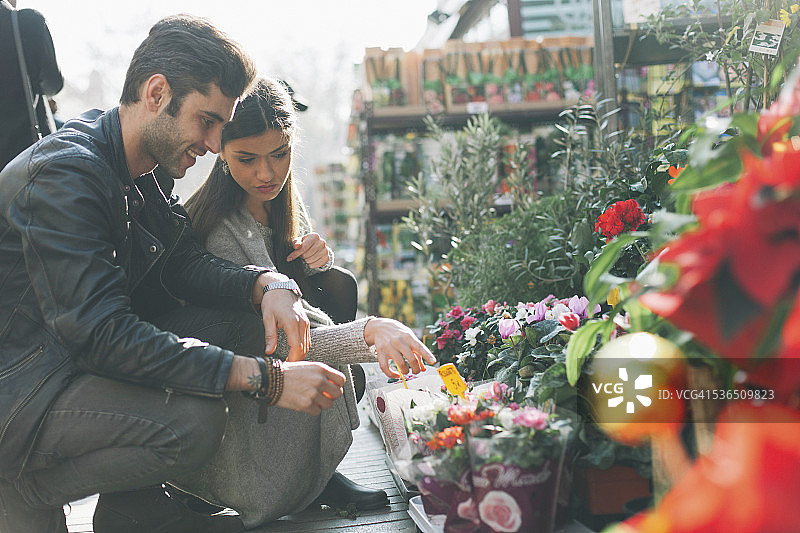情侣在巴塞罗那兰布拉斯大街买花图片素材