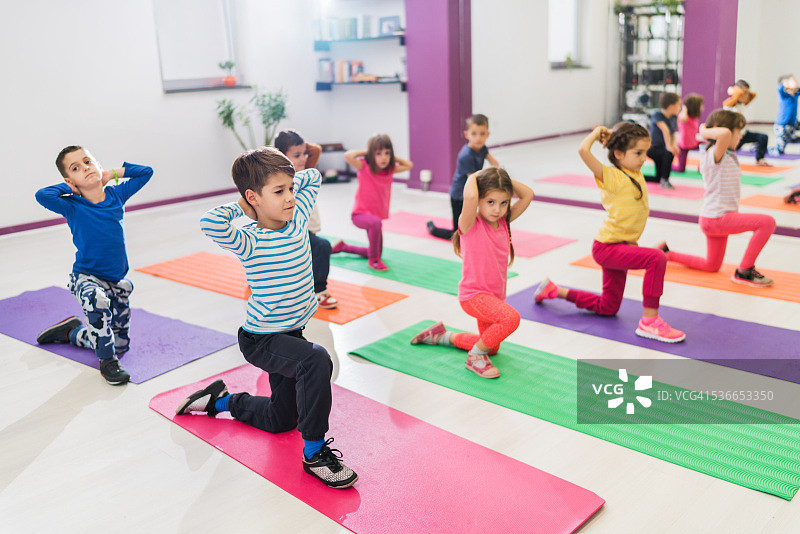 孩子们在健身俱乐部做伸展运动图片素材