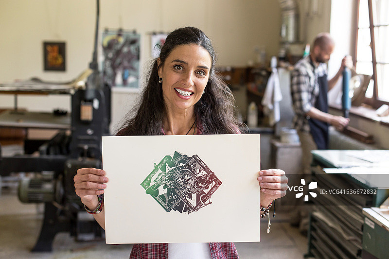 展示新纹理的女性石印工人图片素材