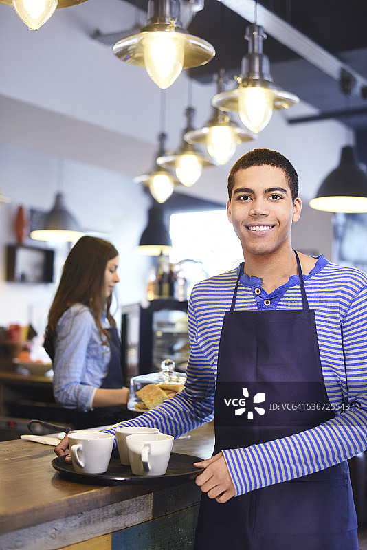 在咖啡店工作的年轻人图片素材