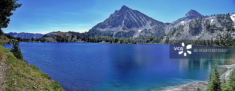 冰湖：雄鹰帽荒原图片素材