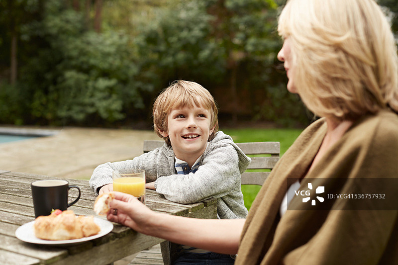 与孙辈共进午餐更美好图片素材