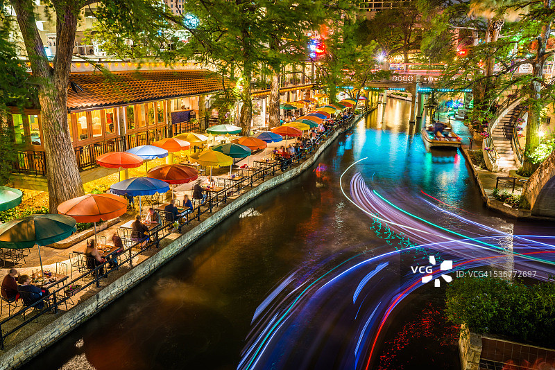 德克萨斯州圣安东尼奥河滨步道，风景如画的运河旅游伞夜景图片素材