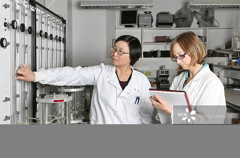 工作中两名女环境工程师图片素材