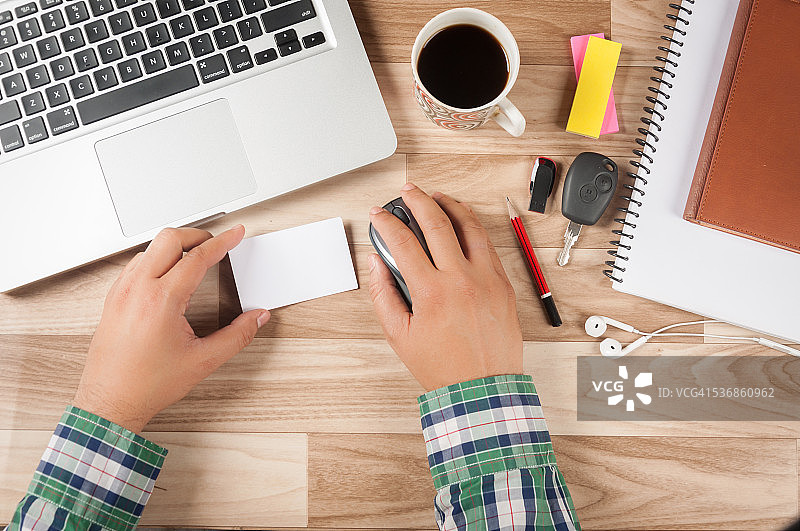 商人使用名片上的联系方式进行联系图片素材