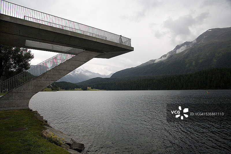 男子站在全景露台上图片素材