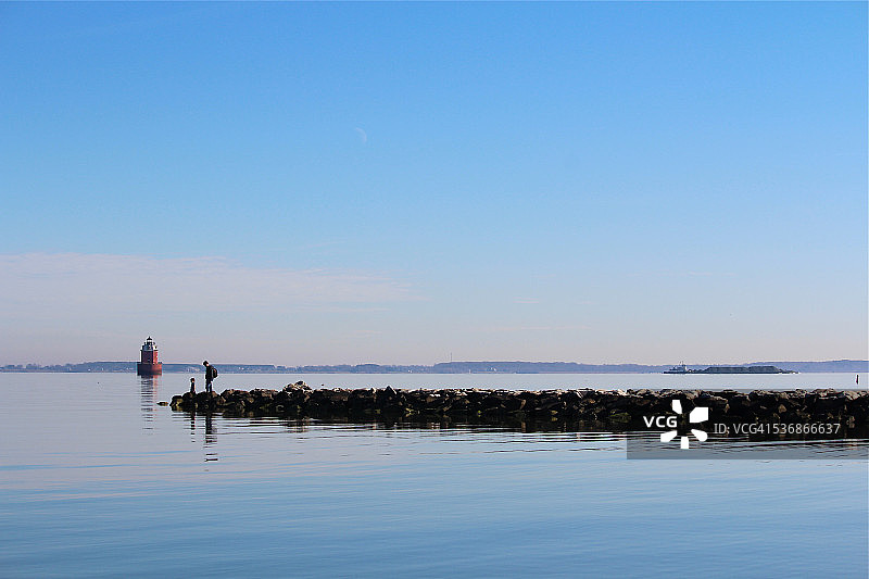 父子在码头上图片素材