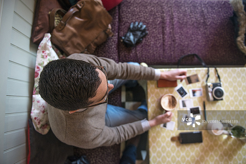 摄影师检查作品图片素材