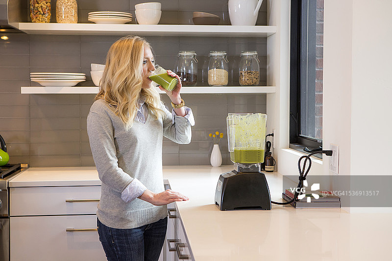 妈妈制作健康冰沙图片素材