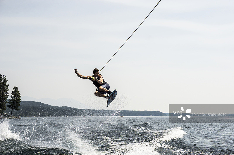 在湖上玩尾波滑水图片素材