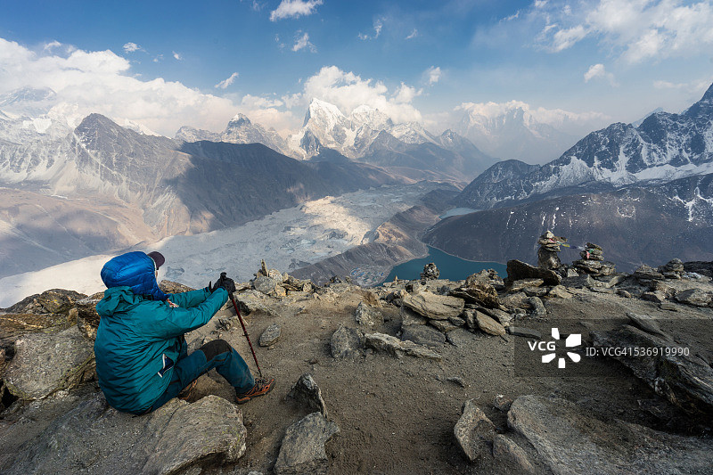 徒步旅行者坐在珠穆朗玛峰地区Gokyo Ri山顶图片素材