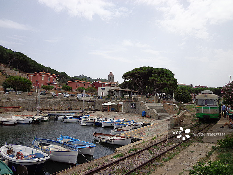 意大利阿尔巴塔克斯港口的绿色小火车终点站图片素材