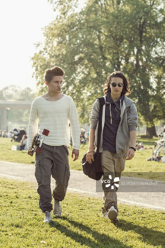 男高中生在校园里行走图片素材