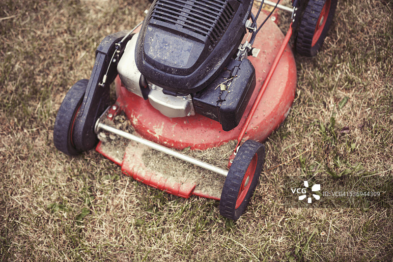 草地上割草机的俯视角度照片图片素材