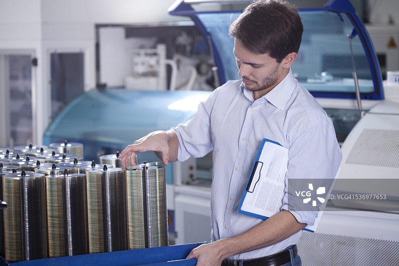 在磁盘生产线上工作的男人图片素材