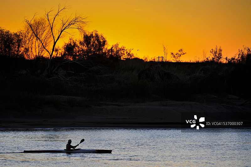 南非北开普省奥格拉比斯瀑布附近奥兰治河上的孤独皮划艇者图片素材