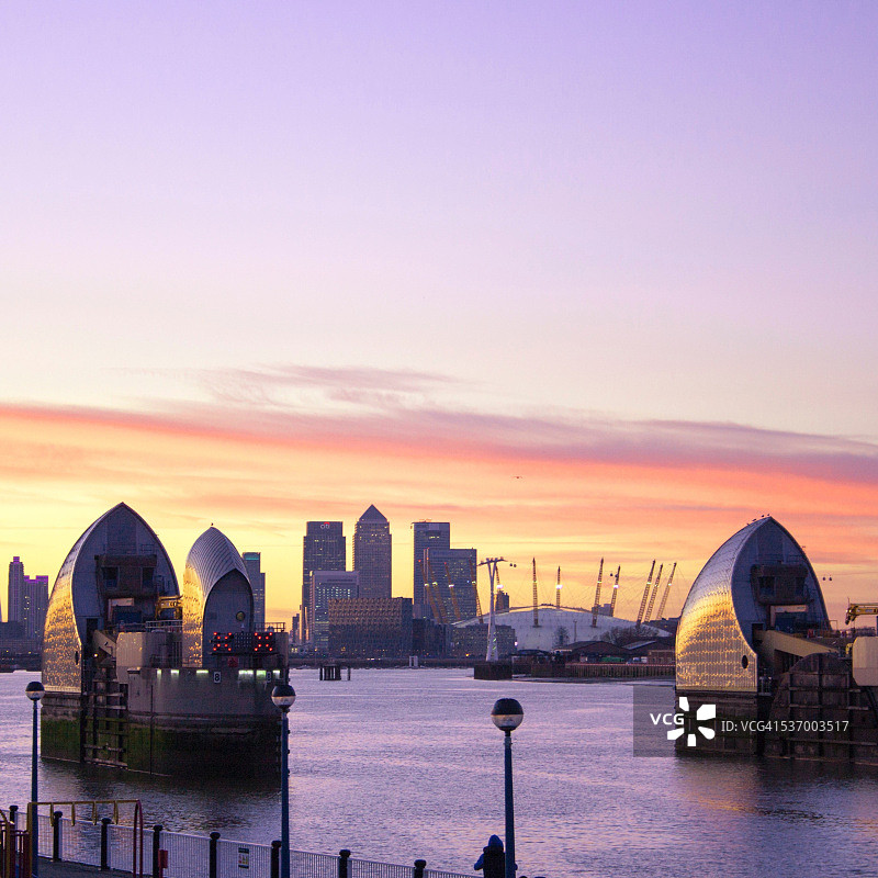英国伦敦金丝雀码头泰晤士河日落景色图片素材