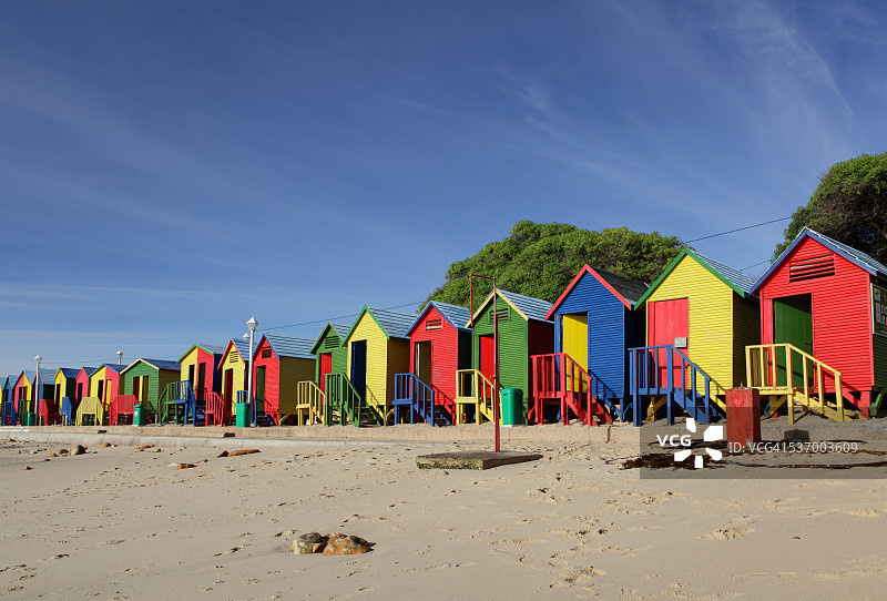 南非开普敦圣詹姆斯海滩五颜六色的海滩小屋图片素材