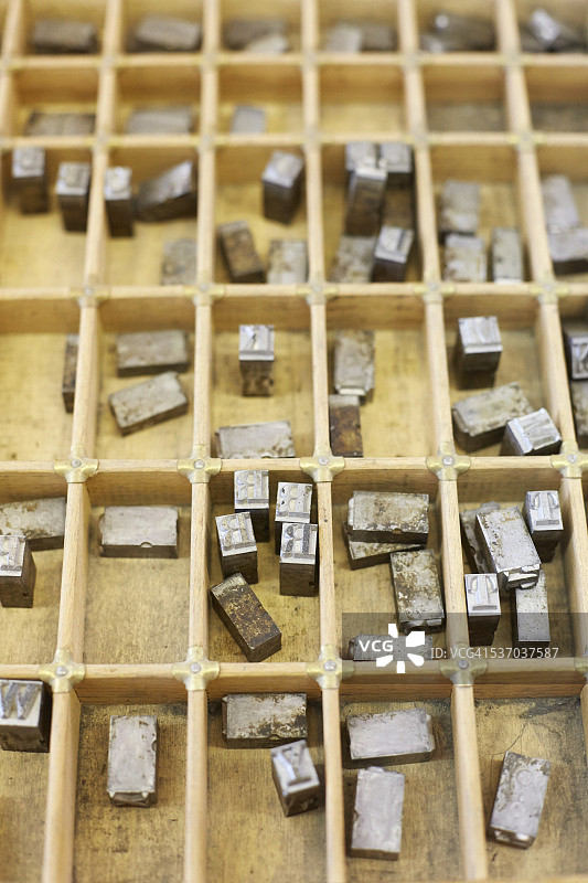 装订车间中的活字盘图片素材