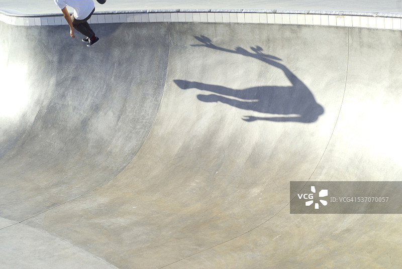 滑板爱好者从滑板上摔下来图片素材