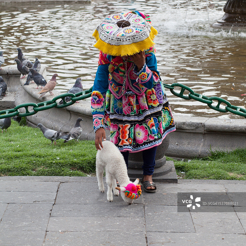 身着传统服饰的秘鲁妇女，阿雷基帕图片素材