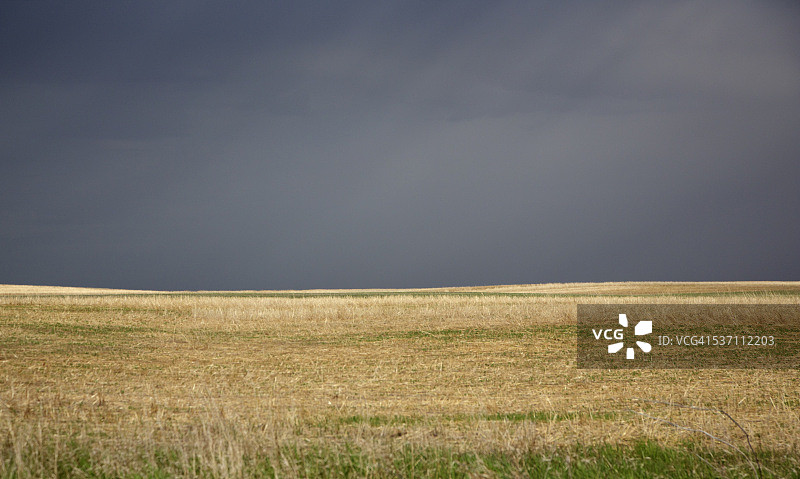 草原上空的暴风云图片素材