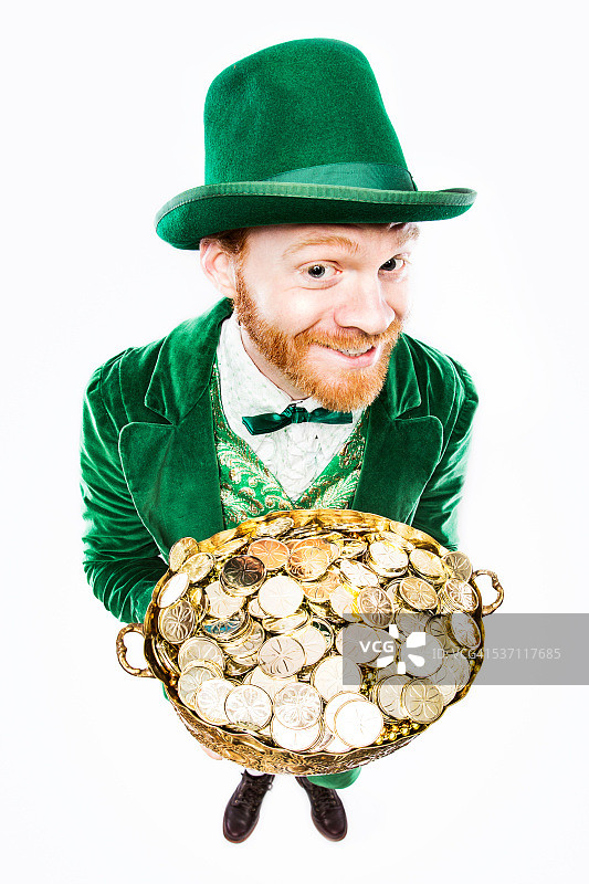 抱着一罐金子的小妖精图片素材