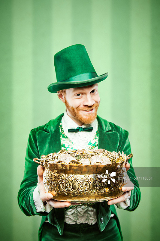 抱着一罐金子的小妖精图片素材