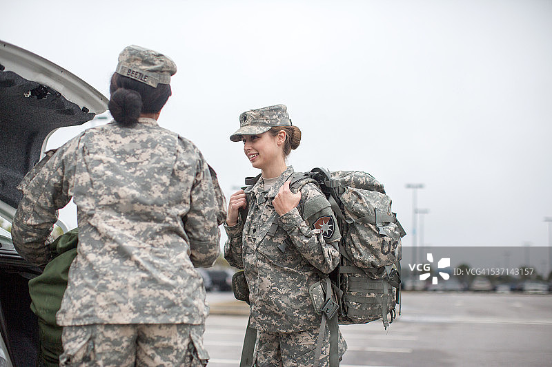 女兵们将行李装入汽车后备箱准备出行图片素材