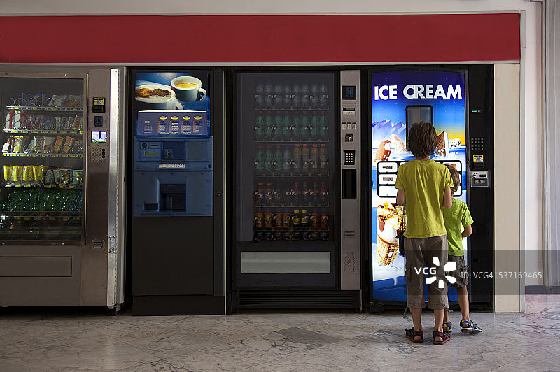 儿童和自动售货机图片素材