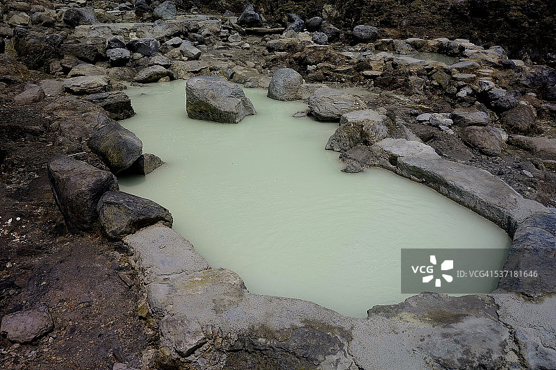 印度尼西亚爪哇岛卡瓦多马斯火山温泉（位于伦邦的覆舟山）图片素材