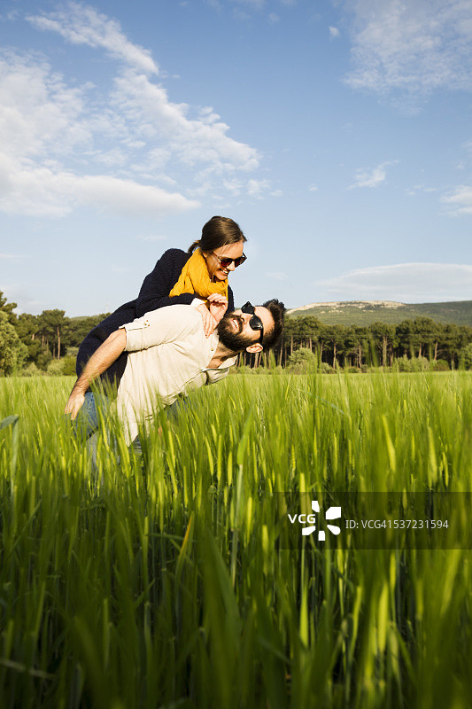 享受假期的快乐年轻夫妇图片素材
